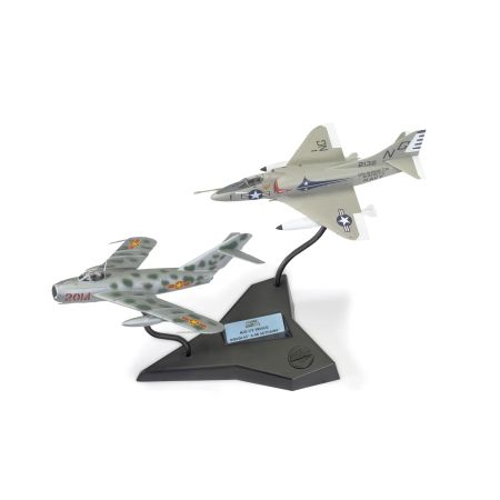 Airfix Mig 17F Fresco Douglas A-4B Skyhawk Dogfight Double (A50185) Airfix Mig 17F Fresco Douglas A-4B Skyhawk Dogfight Double (A50185)
